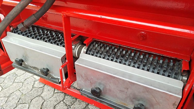 Lucas Sonstige Futterverteiler Spezialfutterverteiler von Rauch mit 2 Dosierwellen zur Exakten Zuteilung Austrag rechts &links möglich im Dreipunktanbau 1100 Liter Behälter Stahlblech Fischteichdosierer Kraftfutterverteiler für Mastschweine Sauenfütterung