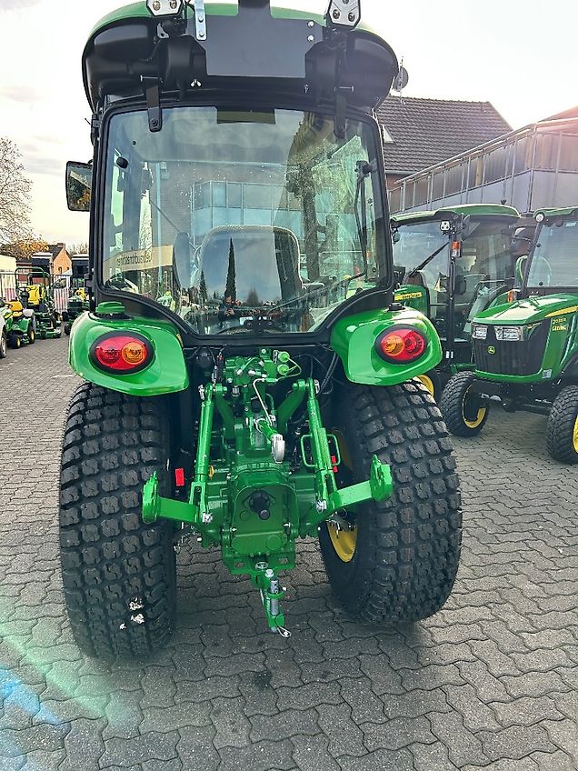 John Deere 3046R