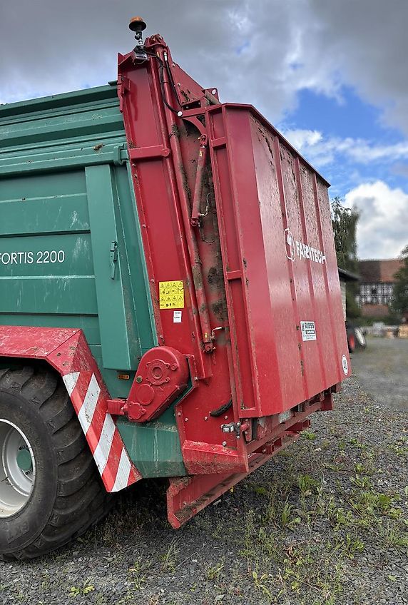 Farmtech FORTIS 2200 Abschiebewagen + Streuwerk