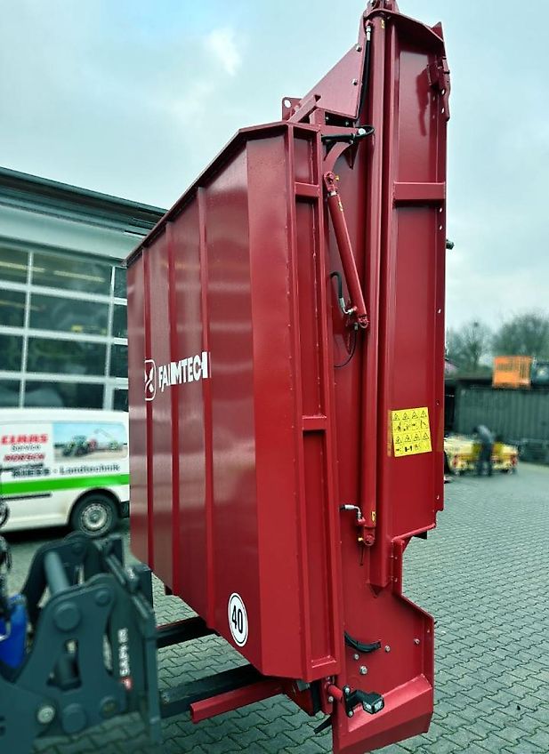 Farmtech FORTIS 2200 Abschiebewagen + Streuwerk