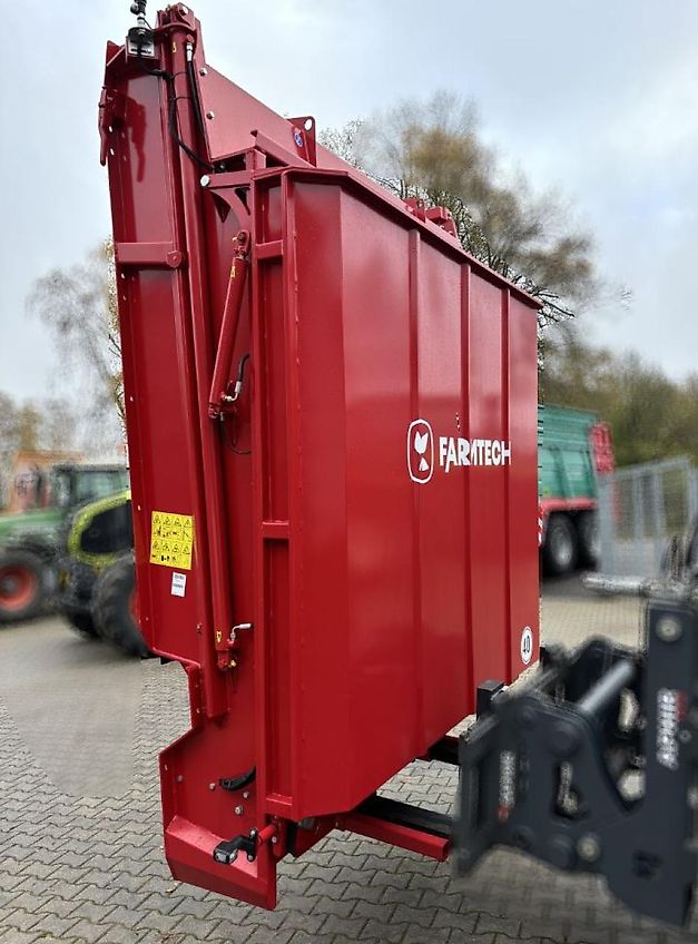 Farmtech FORTIS 2200 Abschiebewagen + Streuwerk