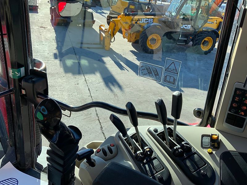 Massey Ferguson 6714S Dyna 6 Tractor (ST25200)