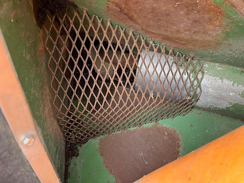 Amazone Düngerbefüllschnecke mit hydr. Neigungsverstellung und Doppelauslauf (von ED 601-K)