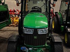 John Deere 3046R